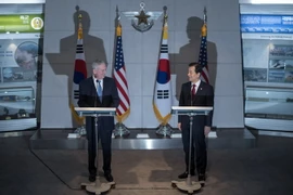 Bộ trưởng Quốc phòng Hàn Quốc Han Min-koo (phải) và Bộ trưởng Quốc phòng Mỹ James Mattis trong cuộc họp báo ở thủ đô Seoul, Hàn Quốc ngày 3/2. (Nguồn: AFP/TTXVN)