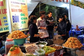 Bánh tôm và bún ốc đặc sản Hồ Tây, Hà Nội. (Ảnh: Thanh Hà/TTXVN)