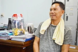 Đối tượng Rim Ri Linh cùng tang vật. (Ảnh: Công Mạo/TTXVN)