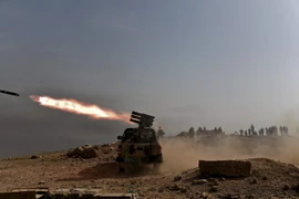 Quân đội Iraq bắn tên lửa vào các mục tiêu của IS trong chiến dịch quân sự tại Mosul. (Nguồn: AFP/TTXVN)