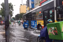 Mưa lớn gây ngập trên phố Nguyễn Thái Học, Hà Nội ngày 13/6. (Ảnh minh họa: Trọng Đạt/TTXVN) 