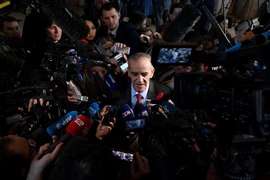 Đại diện phe đối lập Syria Yahya al-Aridi (giữa) trả lời báo giới trong ngày hòa đàm thứ hai ở Astana. (Nguồn: AFP/TTXVN)