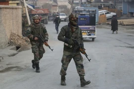 Binh sỹ Ấn Độ tuần tra tại huyện Pulwama thuộc khu vực Kashmir. (Nguồn: THX/TTXVN)