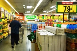  Người dân mua sắm hàng hóa tại siêu thị ở Montebello, California, Mỹ. (Nguồn: AFP/TTXVN)