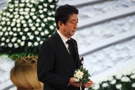 Thủ tướng Nhật Bản Shinzo Abe tưởng niệm các nạn nhân thảm họa động đất sóng thần năm 2011 tại Đài tưởng niệm quốc gia ở Tokyo ngày 11/3. (Nguồn: Kyodo/ TTXVN)