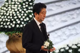 Thủ tướng Nhật Bản Shinzo Abe tưởng niệm các nạn nhân thảm họa động đất sóng thần năm 2011 tại Đài tưởng niệm quốc gia ở Tokyo ngày 11/3. (Nguồn: Kyodo/ TTXVN)