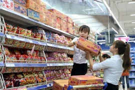 Người dân mua sắm tại siêu thị Saigon Co.op. (Ảnh: Thanh Vũ/TTXVN)