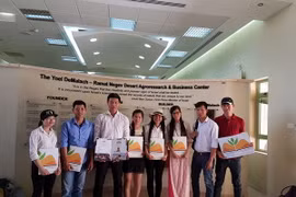 Các sinh viên Việt Nam khóa 2016-2017 tại Trung Tâm Nghiên Cứu Nông Nghiệp Sa Mạc Ramat Negev trong ngày lễ tốt nghiệp. (Ảnh: Việt Thắng/Vietnam+)