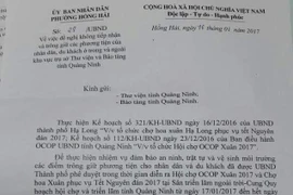 Văn bản của UBND phường Hồng Hải yêu cầu 2 đơn vị không được trông giữ xe. (Ảnh: Văn Đức/Vietnam+)