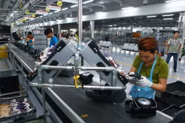  Dây chuyền sản xuất thiết bị điện tử gia dụng tại công ty LG Electronics Việt Nam. (Ảnh: Lâm Khánh/TTXVN)