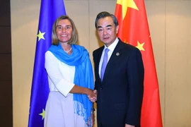  Ngoại trưởng Trung Quốc Vương Nghị (ảnh phải) và Đại diện cấp cao phụ trách chính sách an ninh và đối ngoại của EU Federica Mogherini. (Nguồn: THX/TTXVN) 