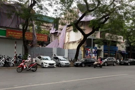 Thiếu chỗ đỗ xe, ôtô, xe máy phải đỗ trên vỉa hè. (Ảnh: Nguyễn Văn Cảnh/TTXVN)