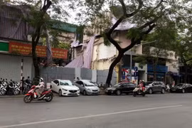 Thiếu chỗ đỗ xe, ôtô, xe máy phải đỗ trên vỉa hè. (Ảnh: Nguyễn Văn Cảnh/TTXVN)