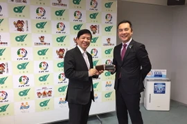 Đại sứ Nguyễn Quốc Cường và Thống đốc Suzuki. (Ảnh: Cẩm Tuyến/TTXVN)