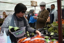 Người dân mua hàng hóa tại siêu thị Whitechapel ở đông London. (Nguồn: AFP/TTXVN)