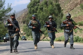 Lực lượng an ninh Afghanistan trong chiến dịch chống IS tại khu vực Wata Pur, tỉnh Kunar ngày 25/9. (Nguồn: THX/TTXVN)