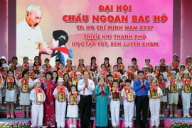 Ông Tất Thành Cang, Phó Bí thư Thường trực Thành ủy Thành phố Hồ Chí Minh trao biểu trưng khen thưởng các gương thiếu nhi tiêu biểu tại Đại hội. (Ảnh: An Hiếu/TTXVN)