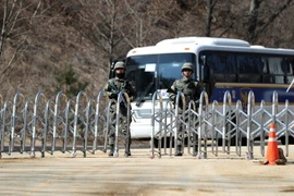 Binh sỹ Hàn Quốc gác tại lối vào sân golf tại Seongju, thuộc khu vực phía đông nam của Hàn Quốc, địa điểm sẽ đặt hệ thống THAAD. (Nguồn: Yonhap/TTXVN)