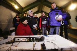 Phó trưởng Ủy ban Giám sát đặc biệt (SMM) thuộc OSCE, ông Alexander Hug gặp gỡ người dân trong chuyến thị sát thành phố Avdiivka ngày 31/1. (Nguồn: EPA/TTXVN)