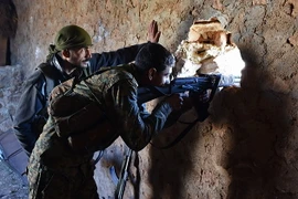 Binh sỹ thuộc lực lượng ủng hộ Chính phủ Syria trong một cuộc tấn công ở khu vực thành phố Al-Bab ngày 25/11/2016. (Nguồn: AFP/TTXVN)