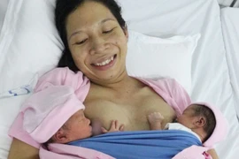 Mẹ con sản phụ L.A.B.Nđang điều trị tại Bệnh viện Phụ sản Cần Thơ. (Ảnh: Thanh Sang/TTXVN)