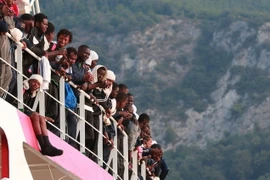 Tàu cứu hộ của Tổ chức Bác sỹ không biên giới (MSF) chở người di cư được cứu trên Địa Trung Hải cập cảng Salerno, Italy ngày 14/7. (Nguồn: AFP/TTXVN)
