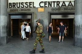 Cảnh sát tuần tra xung quanh khu vực nhà ga tàu điện ngầm ở trung tâm thủ đô Brussels ngày 21/6. (Nguồn: AFP/TTXVN)