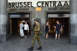 Cảnh sát tuần tra xung quanh khu vực nhà ga tàu điện ngầm ở trung tâm thủ đô Brussels ngày 21/6. (Nguồn: AFP/TTXVN)