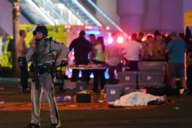 Cảnh sát điều tra tại hiện trường vụ xả súng ở Las Vegas. (Nguồn: AFP/TTXVN)