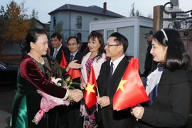 Chủ tịch Quốc hội Nguyễn Thị Kim Ngân đến thăm và nói chuyện với cán bộ, nhân viên Đại sứ quán, Việt kiều, lưu học sinh ở Cộng hòa Kazakhstan. (Ảnh: Trọng Đức/TTXVN)