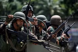 Binh sỹ Philippines tuần tra trên một tuyến phố ở Marawi, ngày 10/6. (Nguồn: AFP/TTXVN)