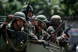 Binh sỹ Philippines tuần tra trên một tuyến phố ở Marawi, ngày 10/6. (Nguồn: AFP/TTXVN)