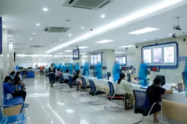 Bên trong Ngân hàng liên doanh Lào Việt. (Ảnh: Phạm Kiên)