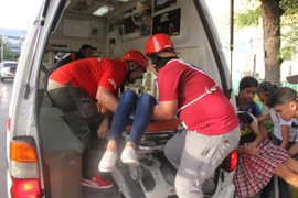 Cấp cứu người bị thương trong vụ động đất tại thành phố Ormoc. (Nguồn: newsinfo.inquirer.net)