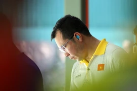  Nỗi buồn của xạ thủ Hoàng Xuân Vinh sau khi bị loại ở nội dung 50m súng ngắn nam. (Ảnh: Quốc Khánh/TTXVN)