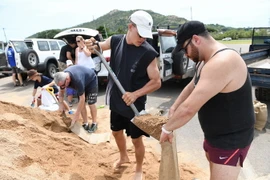 Người dân đóng các bao tải cát để chuẩn bị đối phó với bão Debbie ở Townsville, bang Queensland, Australia ngày 27/3. (Nguồn: EPA/TTXVN)
