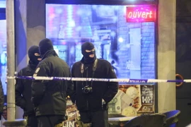 Cảnh sát Bỉ trong chiến dịch truy quét khủng bố tại quận Schaerbeek , thủ đô Brussels. (Nguồn: EPA/TTXVN)