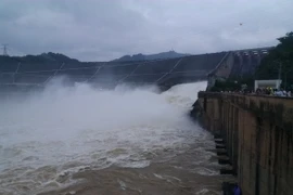 Thủy điện Hòa Bình xả lũ. (Ảnh: Nhan Sinh/TTXVN)