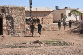  Binh sỹ thuộc lực lượng ủng hộ Chính phủ Syria tuần tra ở khu vực thị trấn al-Bab. (Nguồn: AFP/TTXVN)