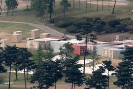  Các c​ontainer được cho là chứa Hệ thống phòng thủ tên lửa tầm cao giai đoạn cuối (THAAD) của Mỹ tại Seongju, Hàn Quốc ngày 30/5. (Nguồn: EPA/TTXVN)