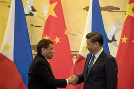 Chủ tịch Trung Quốc Tập Cận Bình (phải) và Tổng thống Philippines Rodrigo Duterte. (Nguồn: AFP/TTXVN)