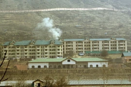 Khói bốc lên từ doanh trại quân đội ở khu vực Kashmir sau vụ tấn công ngày 31/12. (Nguồn: THX/TTXVN)