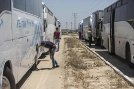  Xe buýt hoạt động tại cửa khẩu Erez ngày 13/7/2016. (Nguồn: AFP/TTXVN)