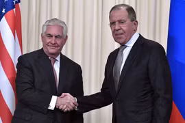  Ngoại trưởng Nga Sergei Lavrov (phải) và Ngoại trưởng Mỹ Rex Tillerson trong một cuộc họp báo ở Moskva ngày 12/4. (Nguồn: AFP/TTXVN)