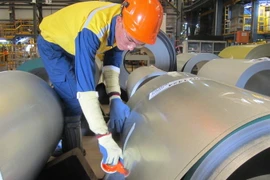 Công nhân Công ty TNHH NS BlueScope đóng gói thành phẩm thép mạ. (Ảnh: Hồng Nhung/TTXVN)