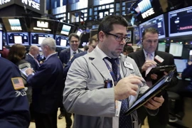 Giao dịch viên làm việc tại Sàn giao dịch chứng khoán New York, Mỹ. (Nguồn: AP/TTXVN)