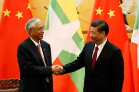  Tổng thống Myanmar U Htin Kyaw (trái) và Chủ tịch Trung Quốc Tập Cận Bình. (Nguồn: AFP/TTXVN)
