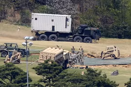 Các trang thiết bị cần thiết cho việc lắp đặt THAAD được vận chuyển tới Seongju, đông nam Hàn Quốc ngày 27/4. (Nguồn: Yonhap/TTXVN)