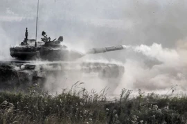 Xe tăng T-90 của Nga tham gia diễn tập tại khu vực ngoại ô Moskva ngày 22/8. (Nguồn: AFP/TTXVN)