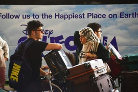 Hành khách đến từ Trung Đông tại Sân bay Quốc tế Los Angeles, Mỹ ngày 29/6. (Nguồn: AFP/TTXVN)